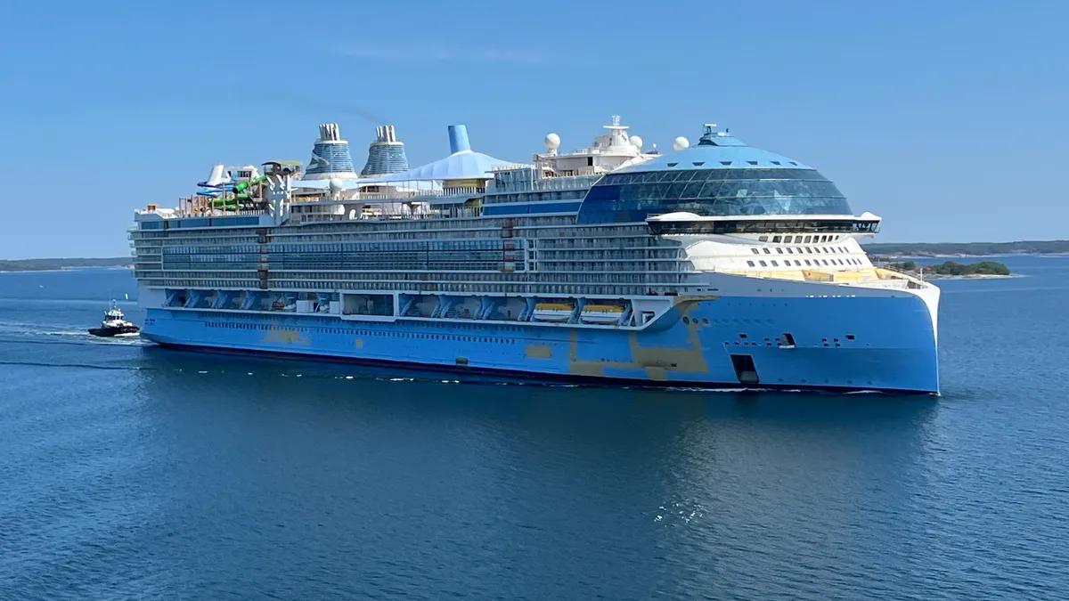 Icon of the Seas de Royal Caribbean, el crucero más grande del mundo, en alta mar